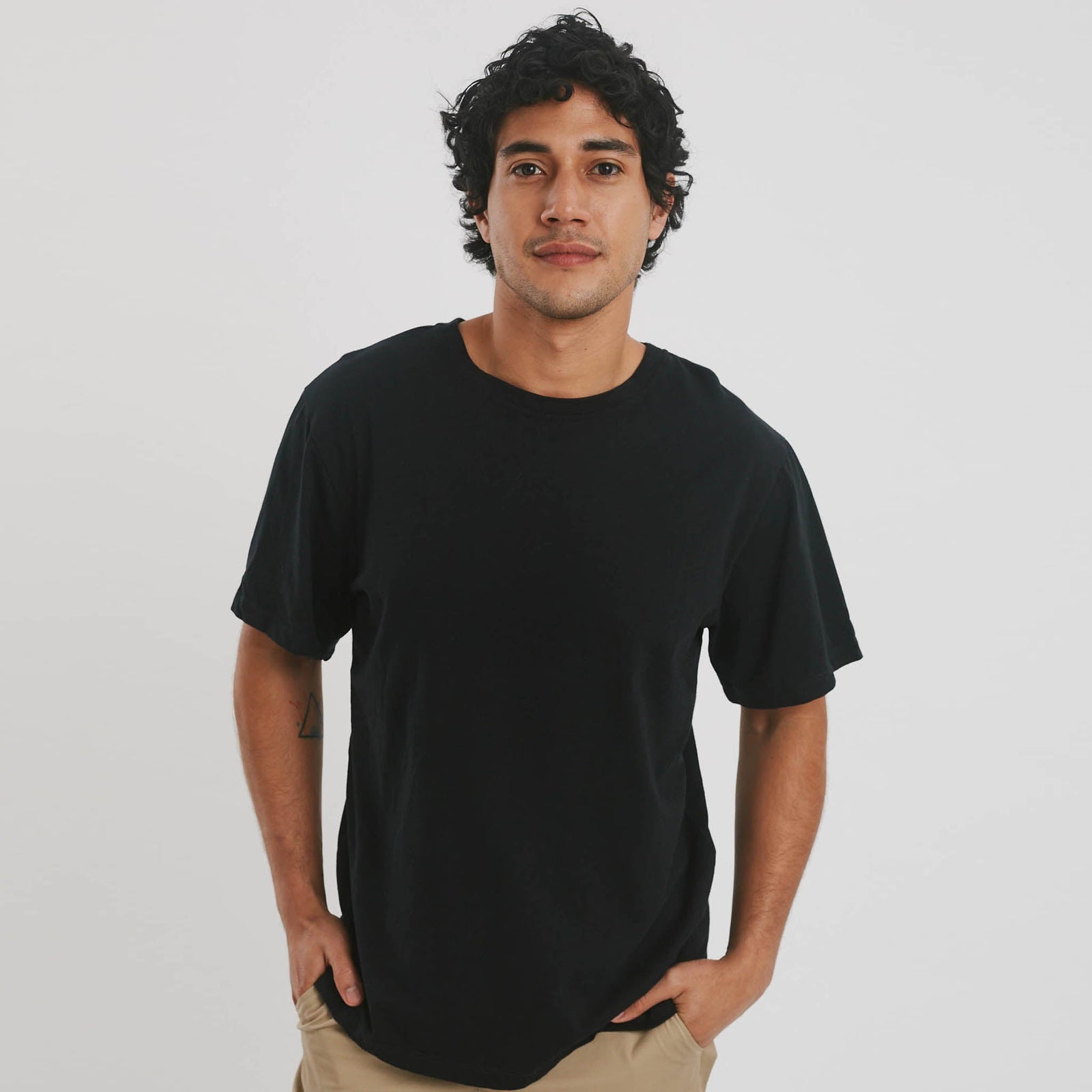 Black men's T-shirt with side fastening from The Shapes United, casual clothing with a modern, stylish design.