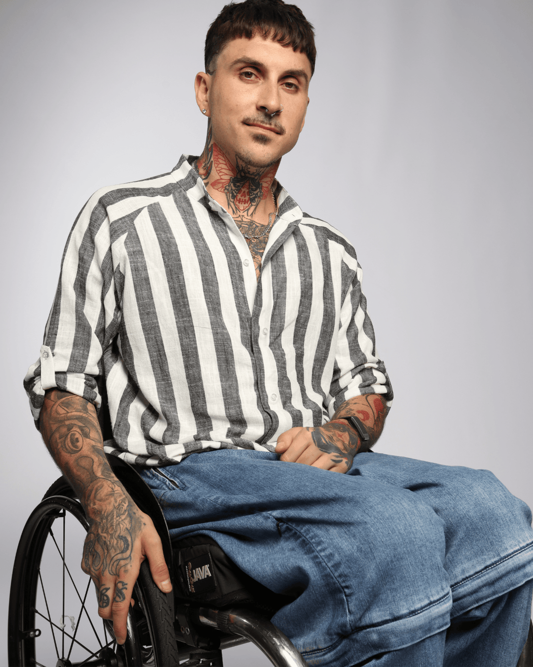 Adaptive Christina Stephens Cruiser Magnetic Linen Shirt in a stylish design, featuring easy magnetic closures for dexterity support.