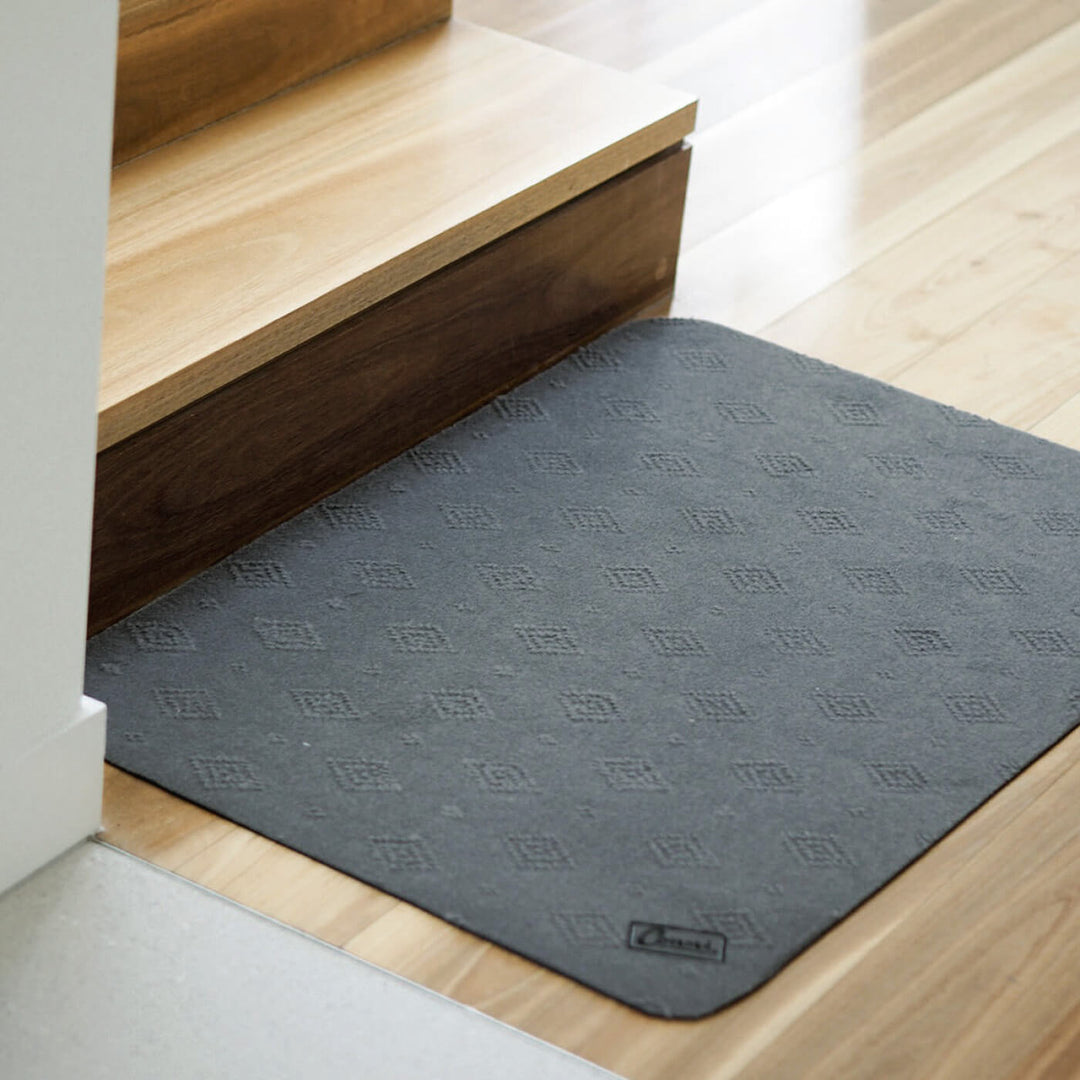 Conni classic grey anti-slip and absorbent floor mat made of Manchester fabric, ideal for safe and dry flooring.