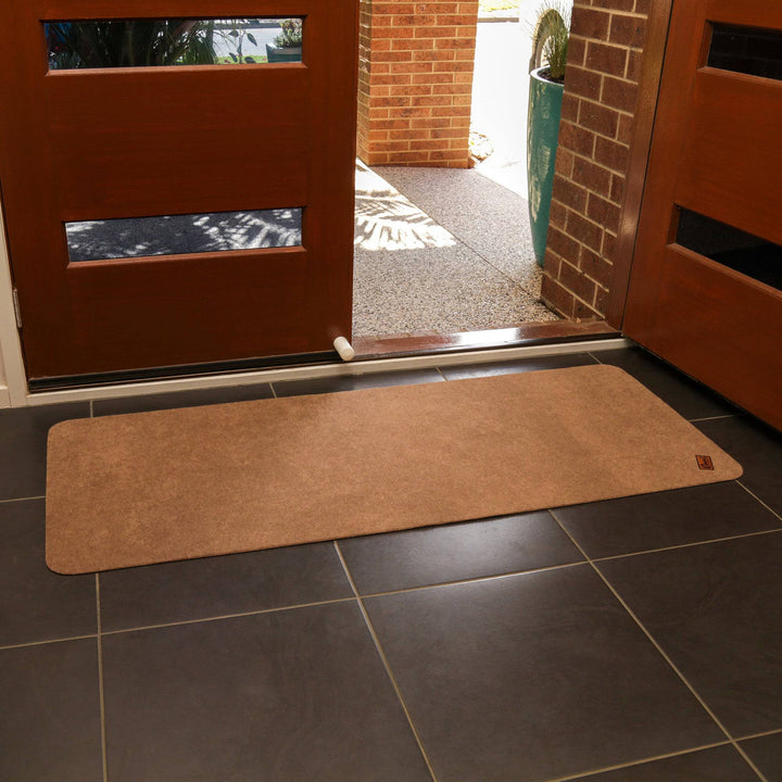 Conni pebble long runner floor mat with anti-slip and absorbent surface, made of Manchester fabric, designed for indoor use.