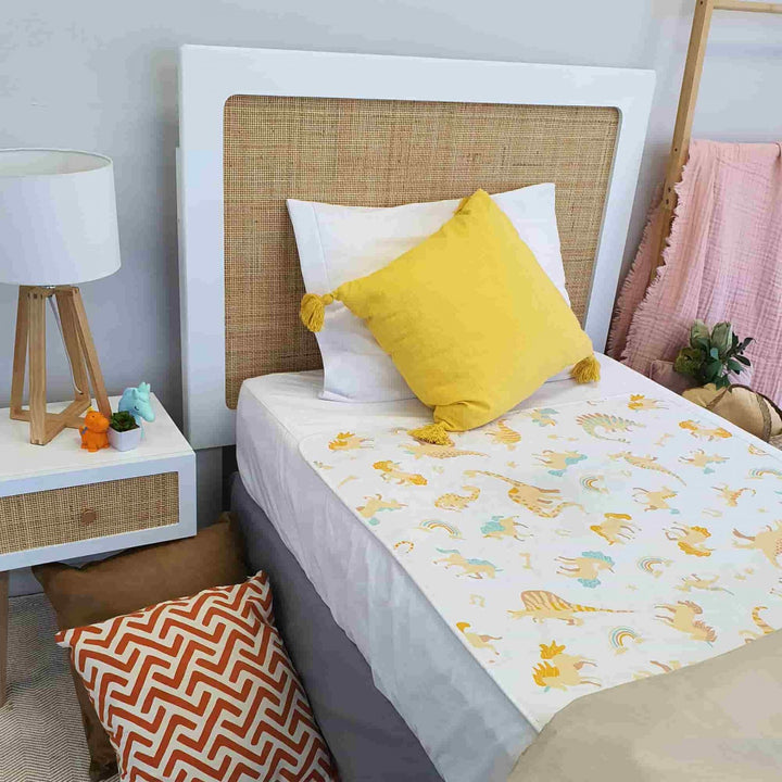 Conni Kids Bed Pad featuring a colorful unicorn and dinosaur design, perfect for children’s bedding needs.
