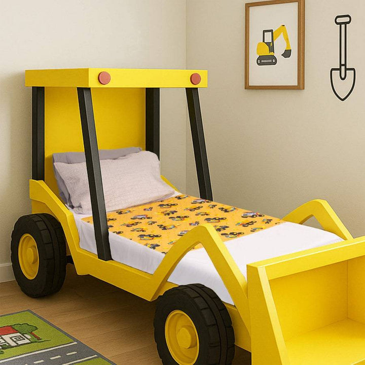 Conni kids bed pad with tuck-ins featuring a colorful truck print, made of soft Manchester fabric for a comfortable sleep.