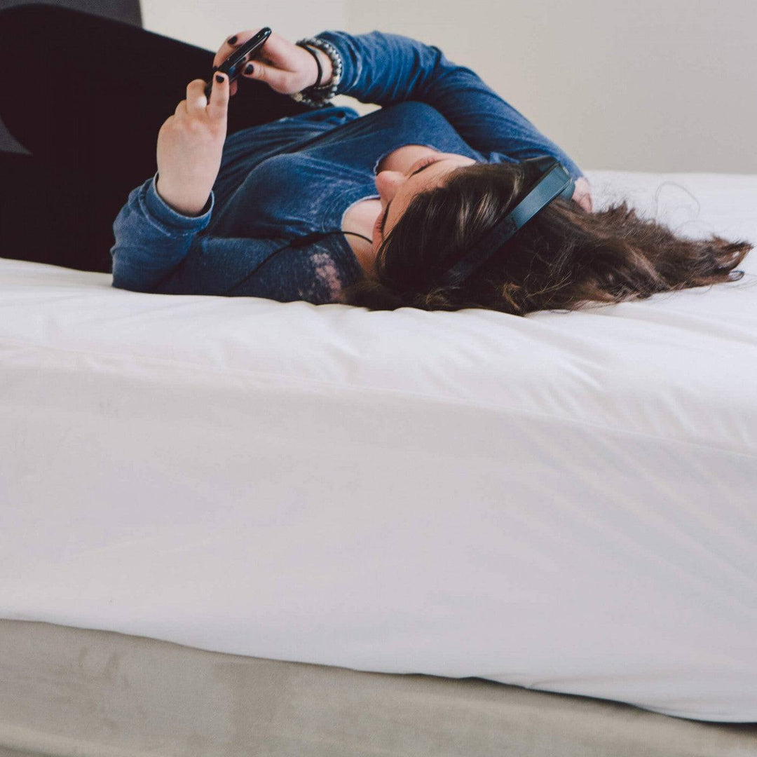 Conni Micro-Plush waterproof fitted sheet for mattress, soft and cozy microfiber Manchester bed linen in a family-sized design.