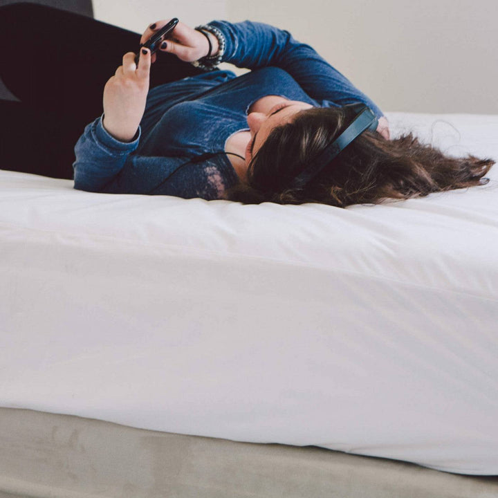 Conni Micro-Plush waterproof fitted sheet for mattress, soft and cozy microfiber Manchester bed linen in a family-sized design.