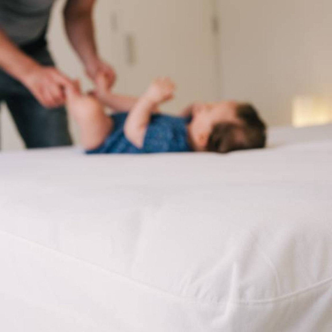 Conni Micro-Plush waterproof fitted sheet in Manchester fabric, soft and cozy for comfortable sleep.