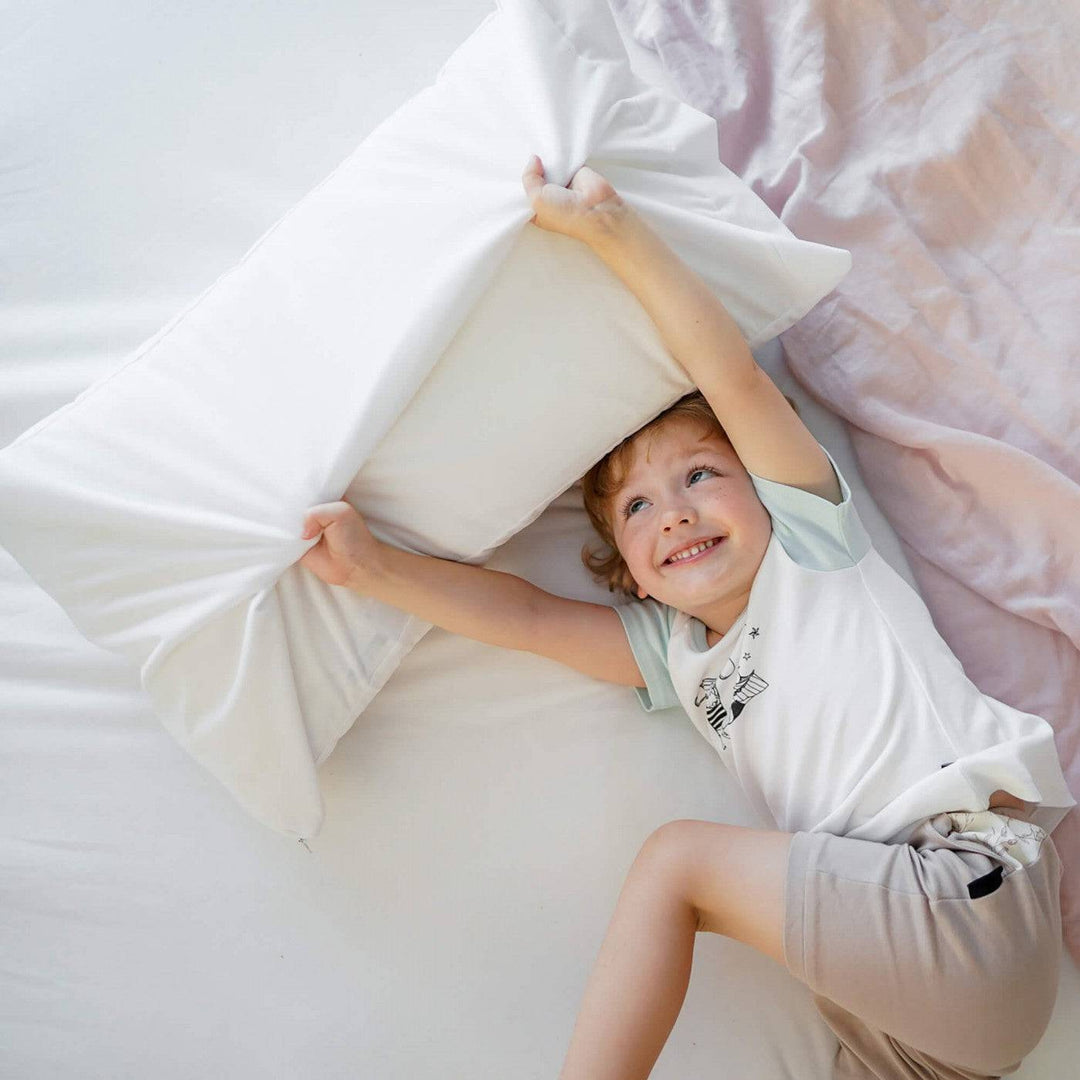 Conni Micro-Plush waterproof fitted sheet on a bed, soft Manchester fabric in a cozy, plush texture.