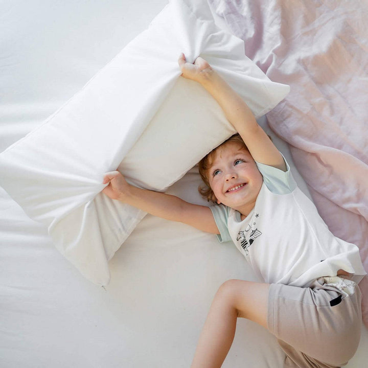 Conni Micro-Plush waterproof fitted sheet on a bed, soft Manchester fabric in a cozy, plush texture.