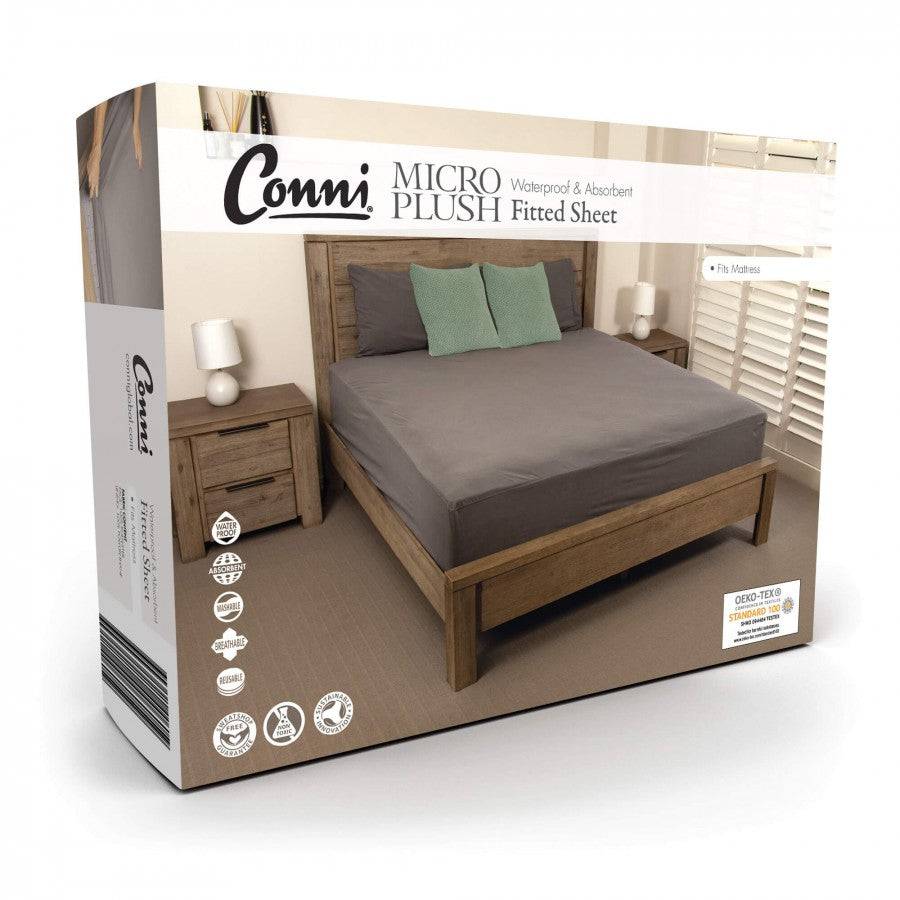 Conni Micro-Plush waterproof fitted sheet on a bed, soft Manchester fabric with elastic edges for secure fit and comfort.