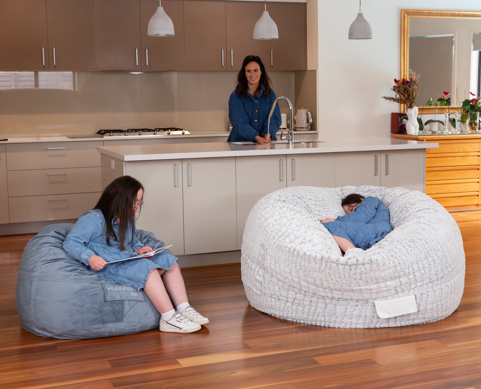Large KloudSac cover in Mondo design, featuring vibrant colors and a soft texture, ideal for comfort and style.