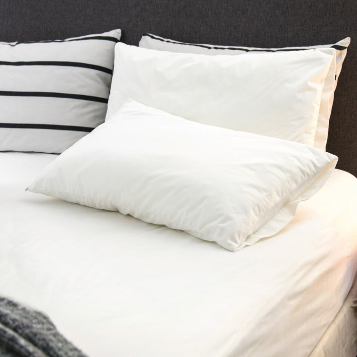 White Conni Micro-Plush Pillow Protector made of Manchester fabric, designed to protect and preserve pillows.