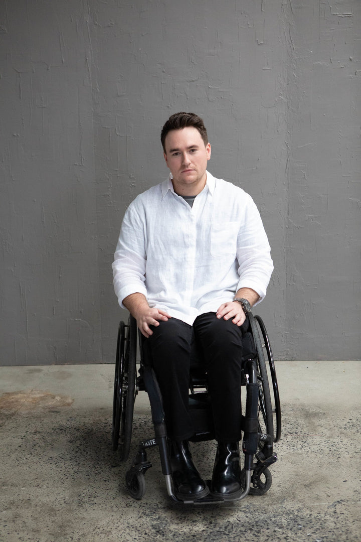 Men's linen shirt by JAM the Label in light fabric, featuring a relaxed fit and button-down design.